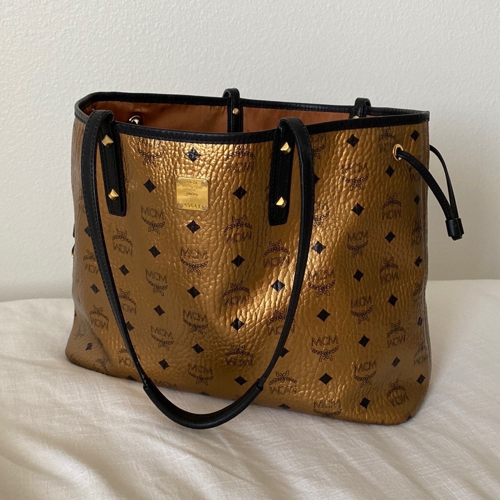MCM Metallic Visetos Medium Shopper in Gold and Black